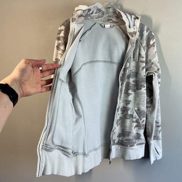 Athleta Womens Triumph Printed Hoodie in Grey Gypsum Camo Size Large Thumb Holes - Picture 6 of 16
